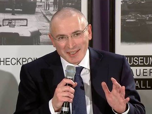 Mikhail Khodorkovsky 12/20/2013 Almanya başkentinde kurtuluştan sonraki ilk basın konferansında Berlin Duvar Müzesi