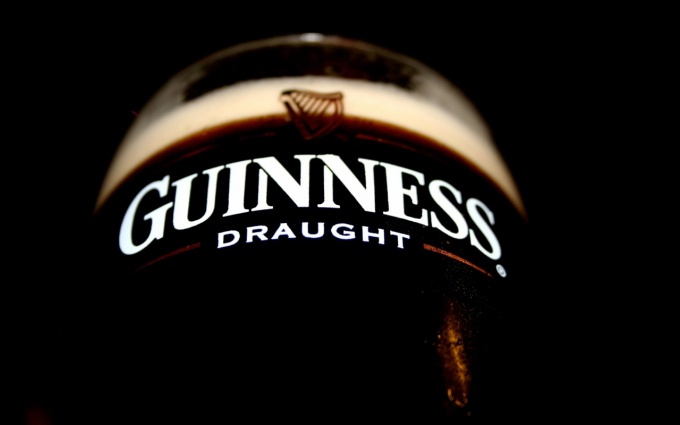 Düzgünce Guinness bira dökmek için